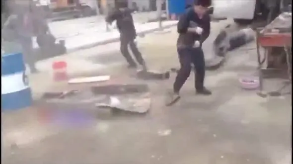 انفجار پیستون تریلی هنگام تعمیر + فیلم 