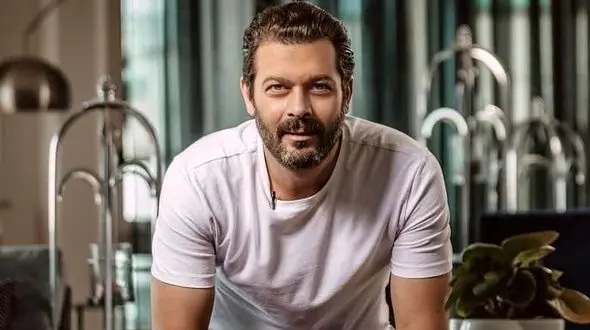 گرد و خاک خوانندگی پژمان بازغی با آهنگ زیر آسمان شهر/ لیلا اوتادی از این اجرا هنگ کرد!