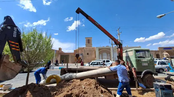 فرونشست وحشتناک زمین در بافت تاریخی یزد / آب منطقه قطع شد