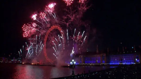 آغاز سال نو میلادی 2018 در نقاط مختلف جهان/آتش بازی در آسمان در جشن ژانویه+ فیلم