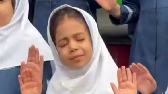 فیلم آوازخوانی فوق احساسی دختر زیبارو  در مدرسه با آهنگ محمد اصفهانی ! / همه مبهوت شدند