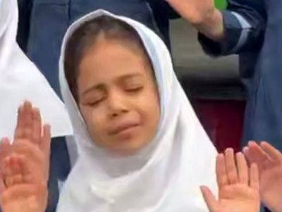 فیلم آوازخوانی فوق احساسی دختر زیبارو  در مدرسه با آهنگ محمد اصفهانی ! / همه مبهوت شدند