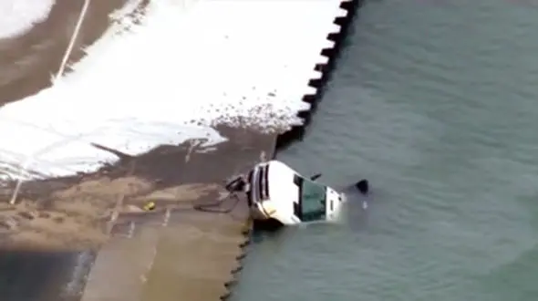  سقوط عجیب کامیون به دریاچه‌ /  در آمریکا رخ داد + فیلم