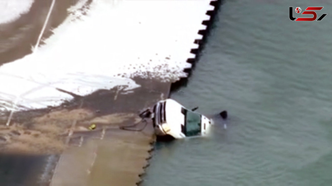  سقوط عجیب کامیون به دریاچه‌ /  در آمریکا رخ داد + فیلم