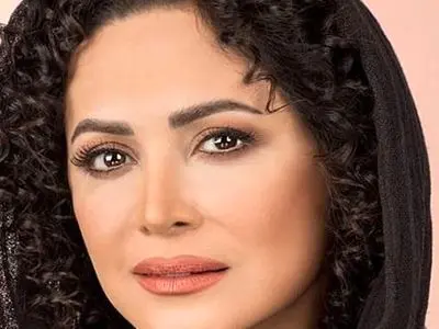 فیلم/ نگاهی به دکوراسیون منزل اشرافی سپند امیرسلیمانی که بالکنش قشنگ برا خودش یه پا بهشته؛ ترکیب رنگهای شاد؛ گلهای کافی‌شاپی و باربیکیویی که تموم ماجراست