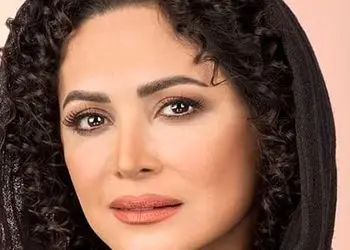 فیلم/ نگاهی به دکوراسیون منزل اشرافی سپند امیرسلیمانی که بالکنش قشنگ برا خودش یه پا بهشته؛ ترکیب رنگهای شاد؛ گلهای کافی‌شاپی و باربیکیویی که تموم ماجراست