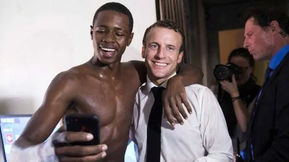 سلفی عجیب سیاه پوست لخت با رئیس جمهور+عکس