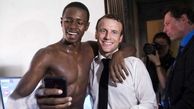 سلفی عجیب سیاه پوست لخت با رئیس جمهور+عکس
