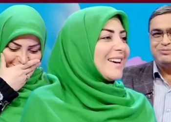 گفتگوی خنده‌دار دکتر عزیزی و المیرا شریفی مقدم روی آنتن زنده/ از پیامک زدن خانم ها تا تلفن جواب دادن آقایون/ مجری غش کرد اصلا 