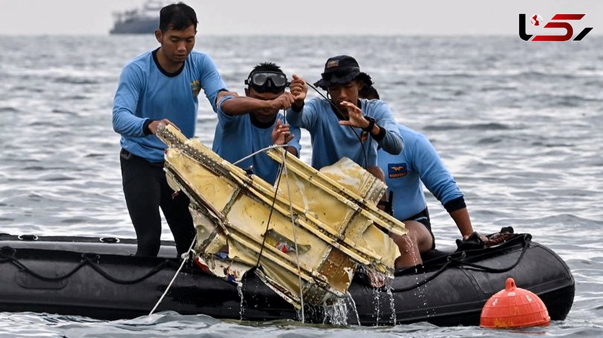 Indonesia plane crash: Jet may have 'ruptured' on impact as divers look for black boxes