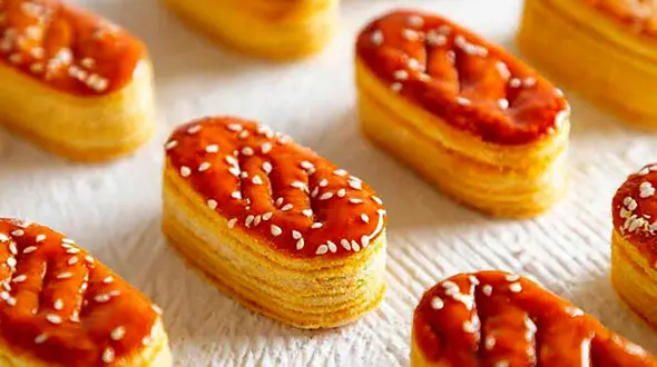 طرز تهیه شیرینی زبان خانگی با خمیر یوفکا آماده