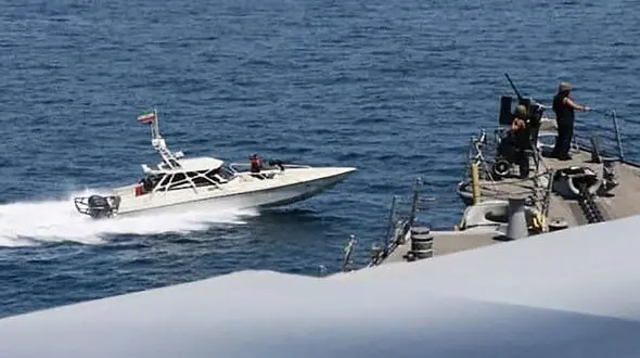  شلیک تیر هشدار  ایران به سمت کشتی گارد امریکایی در تنگه هرمز