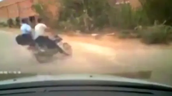 سقوط هولناک 2 موتورسوار به داخل چاه + فیلم