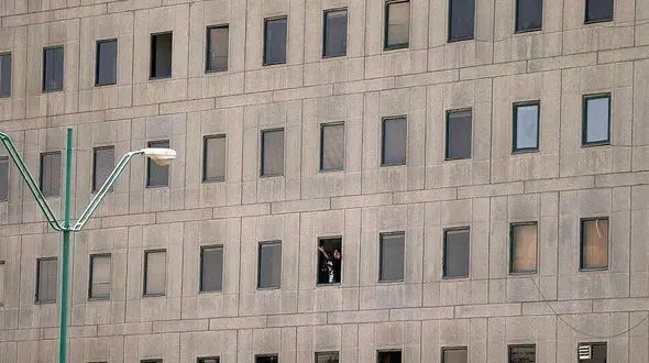 نجات معجزه آسای شاهد عینی حادثه تروریستی در مجلس/ 2 همکارم را شهید کرده و از آنها فیلمبرداری کردند 