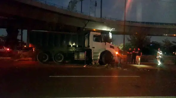 راننده کامیون پشت فرمان خوابید و بزرگراه شهید بابایی را بهم ریخت / تصادف وحشتناک