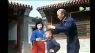 فیلم تست استقامت جمجمه توسط کودک چینی! / همه سنگ ها را روی سرش شکستند! 