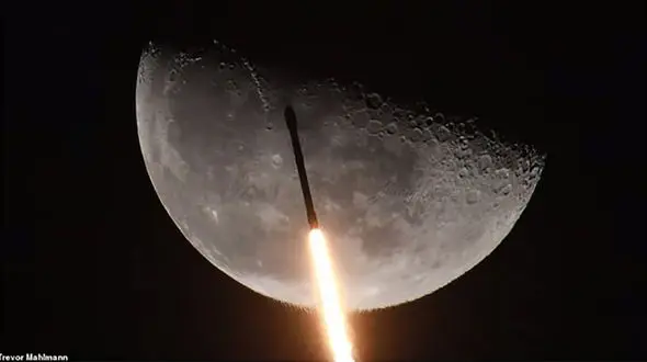 گذر موشک فالکون 9 از کنار ماه + عکس