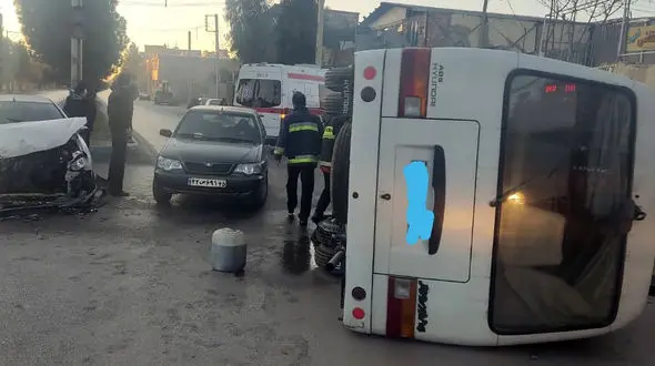 3 مجروح در تصادف مینی بوس کرمان