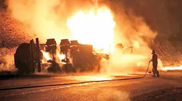تانکر نفت 30 نفر از سرنشینان خودروها را زنده زنده سوزاند