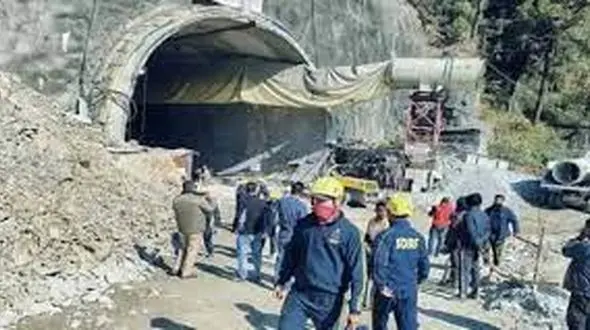 زنده ماندن 41 کارگر گرفتار در تونل ریخته شده / 10 زیر آوار حبس شده اند + جزییات