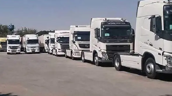 ببینید / لحظه ترسناک جدایی بار از تریلی‌های کِشنده‌ها در سربالایی بندرعباس + فیلم