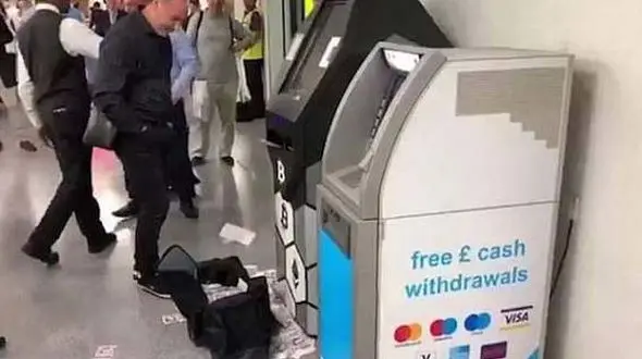 بارش پول از دستگاه خودپرداز / پلیس وارد عمل شد / در لندن رخ داد+ عکس