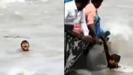 ببینید /  فیلم نفسگیر از نجات پسربچه درحال غرق شدن از رودخانه کروکدیل‌ها!  