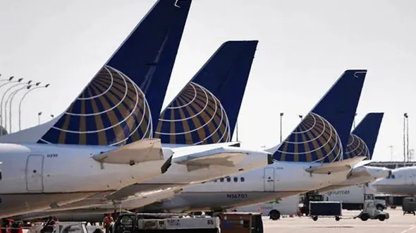 5 دختر آمریکایی به دلیل پوشش بد از پرواز باز ماندند +عکس