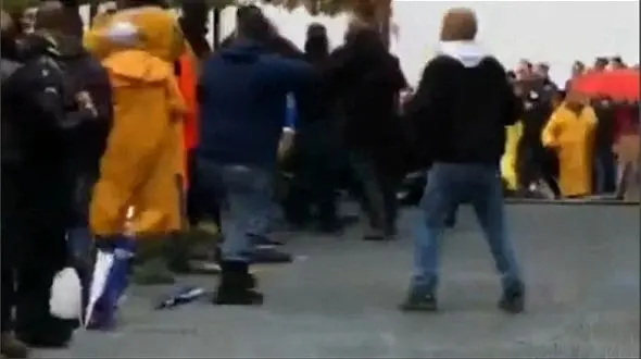 پایان تلخ برای یک رالی / رالی باز با خودرو به تماشاگران زد + فیلم وعکس