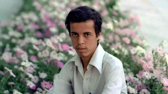 عکس/ سفر به تاریخ؛ «شهید حسن باقری» (برادر سرلشکر باقری) در کنار «غار اصحاب کهف» در اردن؛ سال 1358