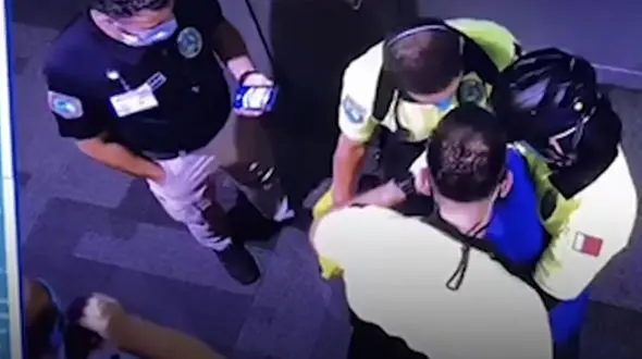 کشف نوزاد تازه متولد شده در سطل زباله فرودگاه +عکس و فیلم / قطر