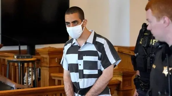 محاکمه ضارب سلمان رشدی در نیویورک برگزارشد/ ضارب چگونه به سلمان رشدی حمله کرد؟