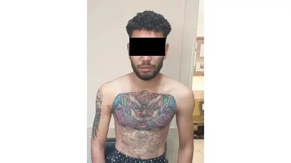 بازداشت شیطان ماهی در مشهد + عکس متهم با خالکوبی عجیب روی شکم