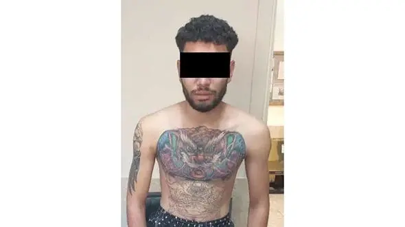 بازداشت شیطان ماهی در مشهد + عکس متهم با خالکوبی عجیب روی شکم