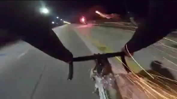 شلیک های وحشتناک دوچرخه سوار به موتورسوار مزاحم + فیلم دیدنی