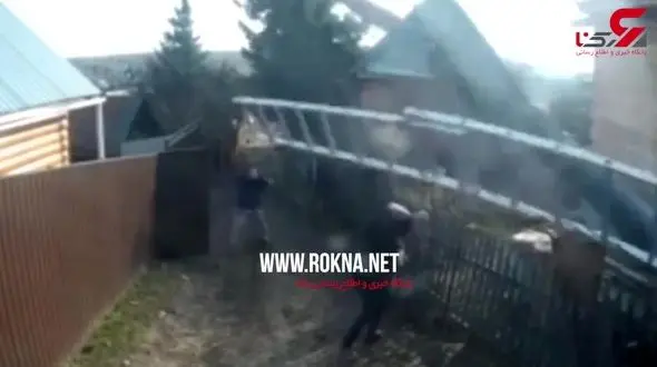  لحظه سقوط تیر چراغ برق روی یک زن+فیلم