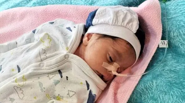 خانواده این نوزاد رها شده را می شناسید؟ + عکس نوزاد پیدا شده جلوی شیرخوارگاه آمنه