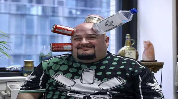 مردی که اشیا به سرش می چسبند / او پول در می آورد