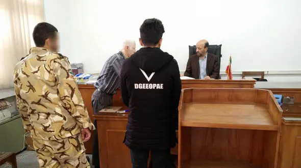 شیدا دروغ می گوید یا 2 جوان پلید؟! / دختر تهرانی با فیلم های سیاه بی آبرو شد! + عکس دادگاه