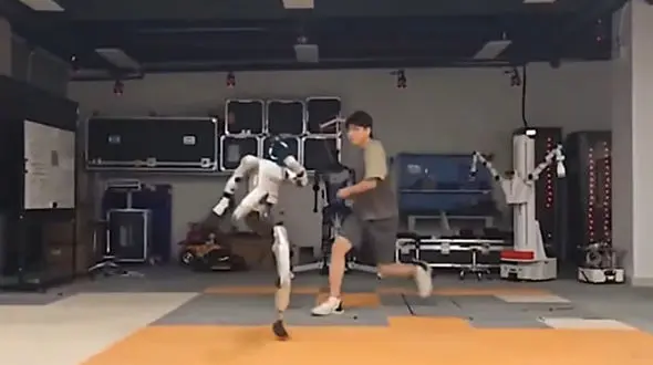 مقاومت بی‌ نظیر؛ ربات چینی که ضربات لگد را به چالش می‌ کشد / فیلم