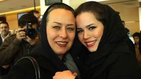 شوخی های ملیکا شریفی نیا با مادرش آزیتا حاجیان در پشت صحنه سریال "نجلا" + فیلم