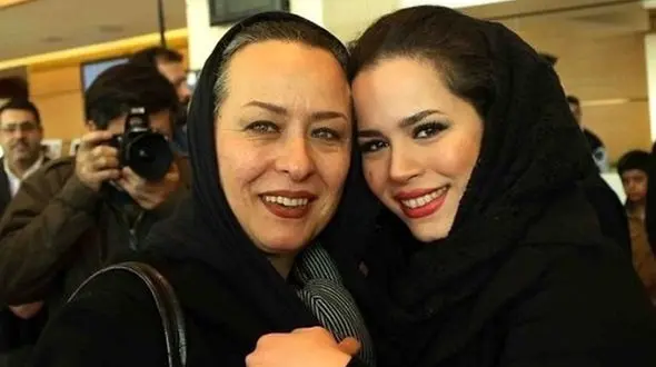 شوخی های ملیکا شریفی نیا با مادرش آزیتا حاجیان در پشت صحنه سریال "نجلا" + فیلم