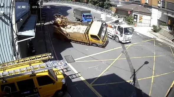 واژگونی کامونت و پرتاب راننده به بیرون