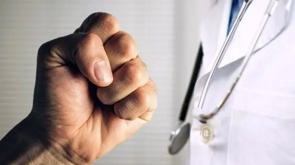 کتک خوردن خونین پزشک از مرد دزفولی