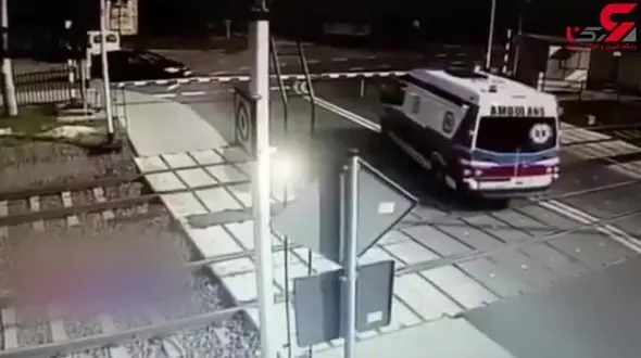 تصادف شاخ به شاخ آمبولانس با قطار حین دور زدن روی ریل + فیلم