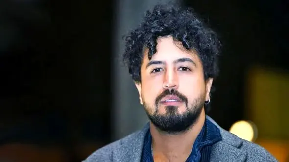 نگاهی به چیدمان مینیمال و ساده خانه مجردی مهرداد صدیقیان/ از مبلمان مدرن و تابلو دیواری هنری تا دیوارکوب و درخت نخل منزل آقای بازیگر