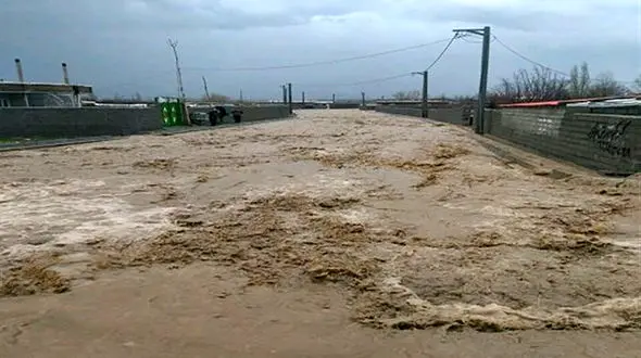 2 خودرو در نیکشهر طعمه سیلاب شدند