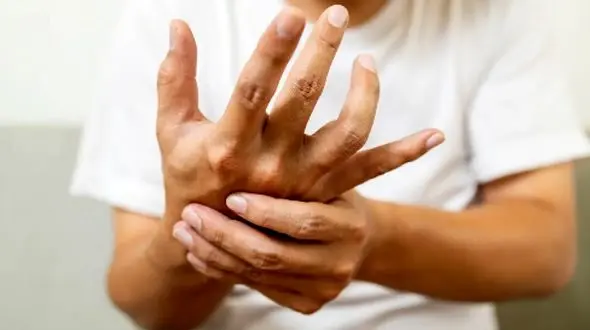 چگونه لرزش دست‌ ها را کاهش دهیم؟ نکات و پیشنهادات علمی