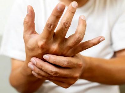 چگونه لرزش دست‌ ها را کاهش دهیم؟ نکات و پیشنهادات علمی
