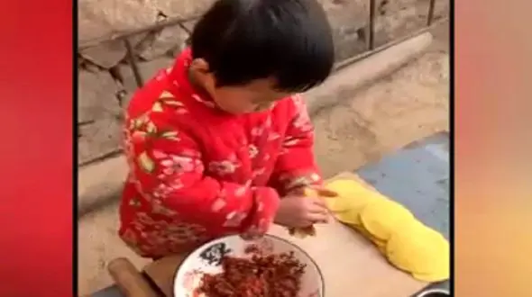 مهارت بی نظیر پسر ۶ ساله در آشپزی خیابانی + فیلم